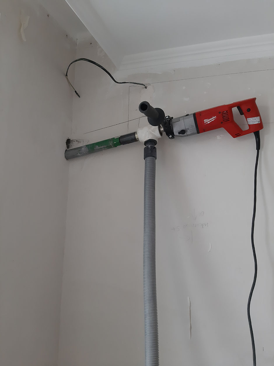 алмазное бурение технического отверстия в стене