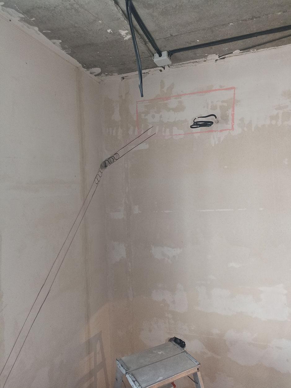 разметка на стене под будущие коммуникации