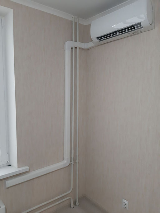 короб с коммуникациями для кондиционера